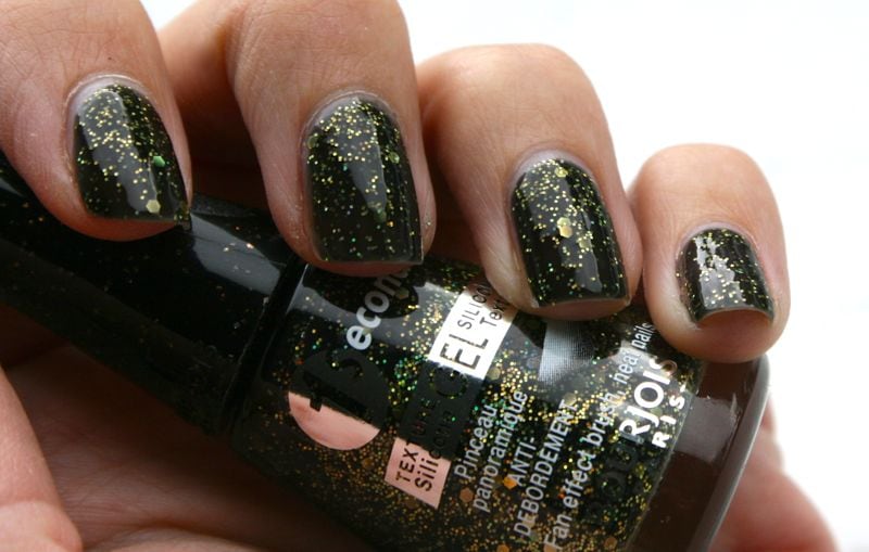 Negro y dorado, protagonistas de los nuevos esmaltes de Bourjois 9 Bourjois-Dangerous-Wish-swatch2