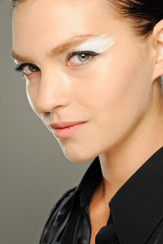 iesto_es_halloween_la_pasarela_nos_inspira_para_los_maquillajes_menos_convencionales_747773128_335x