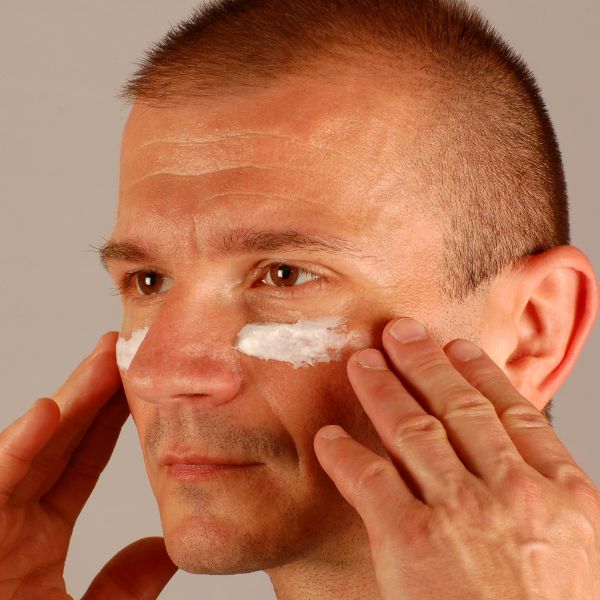 Consejos para una piel radiante: mejores cremas antiarrugas para hombres